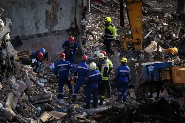 Des secouristes s'activent sur les lieux d'une attaque à Kiev, le 31 juillet 2025.