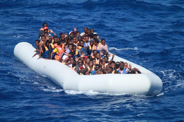 Des migrants à bord d'une embarcation pneumatique s'approchent du destroyer USS Carney en Méditerranée, le 29 juillet 2016.