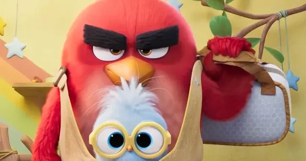 Red, le personnage principal d'Angry Birds 3, porte un bébé oiseau dans un porte-bébé lors de la bande-annonce.