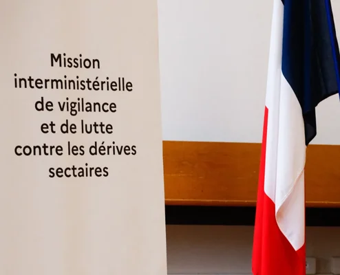 Panneau de la Miviludes avec le drapeau français.