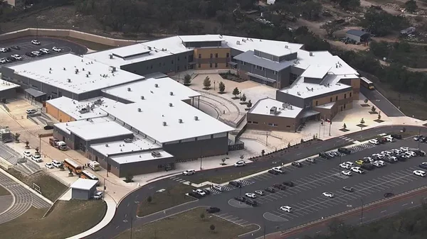 Vue aérienne du lycée Hill Country College Preparatory High School au Texas, lieu de la fusillade.