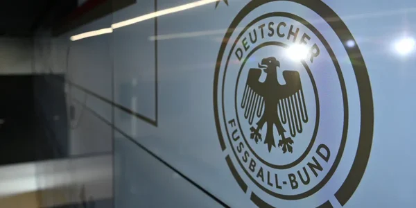 Logo de la Fédération allemande de football (DFB) photographié en gros plan sur une surface blanche.