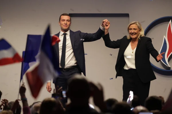 Marine Le Pen et Jordan Bardella sur scène, officialisant leur « ticket » pour la présidentielle de 2027.