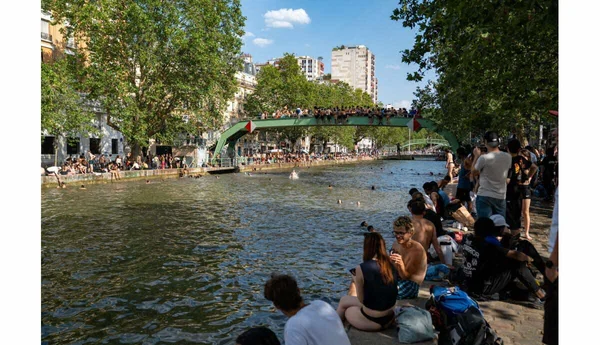 Des baigneurs dans le canal Saint-Martin à Paris, un jour d'été.