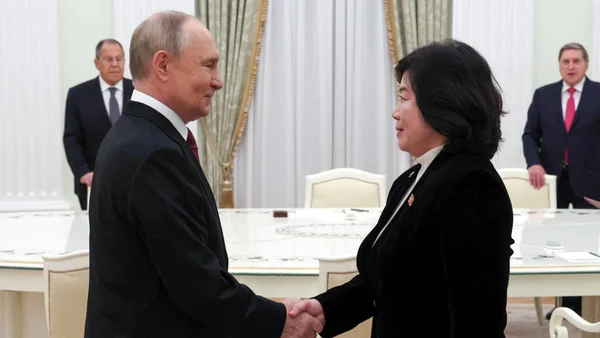 Vladimir Poutine accueillant la ministre nord-coréenne des Affaires étrangères Choe Son-hui au Kremlin.