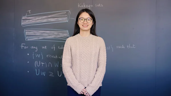 Hong Wang, professeure de mathématiques à l'IHES, devant un tableau noir en 2025.
