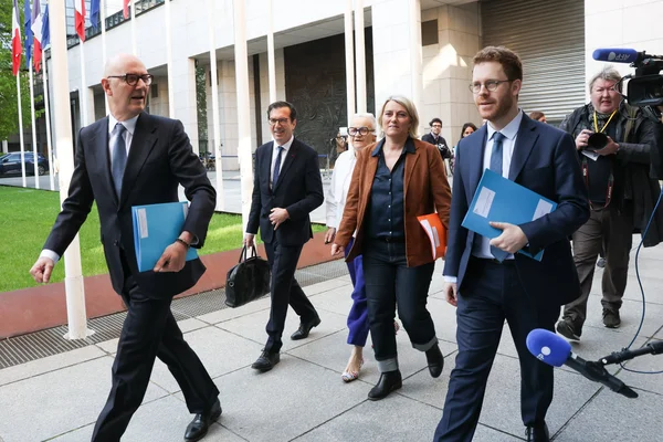 Des responsables quittant Bercy après une réunion sur les finances publiques.