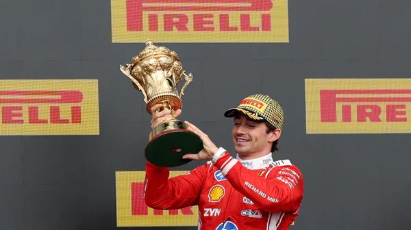 Charles Leclerc, vainqueur du Grand Prix de Grande-Bretagne, pose avec son trophée.