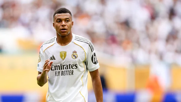 Kylian Mbappé en action avec le Real Madrid lors d’un match.