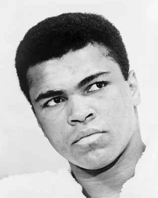 Portrait de Mohamed Ali jeune, regardant au loin.