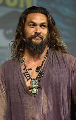 Jason Momoa lors d'un événement public, arborant son style emblématique.