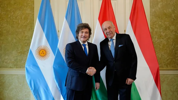 Tamás Sulyok accueillant Javier Milei à Budapest.