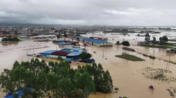 Vue aérienne d'une ville inondée près de Nanning, en Chine, après le passage du typhon Maysak.