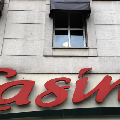 Enseigne Casino sur un bâtiment.