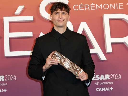 Raphaël Quenard, acteur et auteur, pose avec son César 2024.