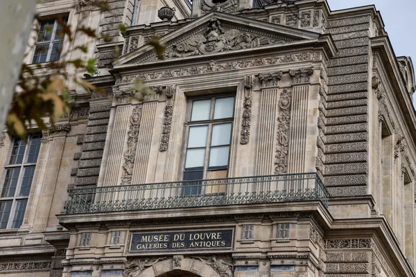 L'entrée de la galerie des Antiques au Louvre.