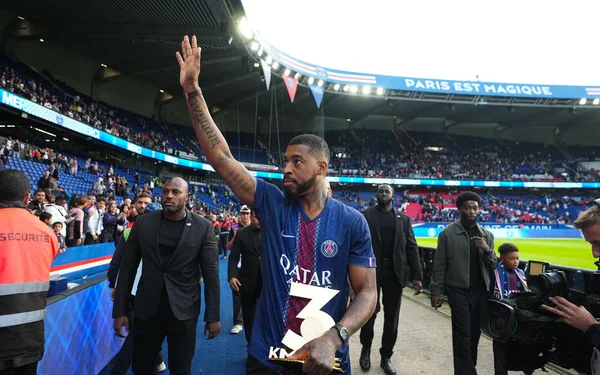 Presnel Kimpembe salue les supporters en quittant le terrain après un match au Parc des Princes