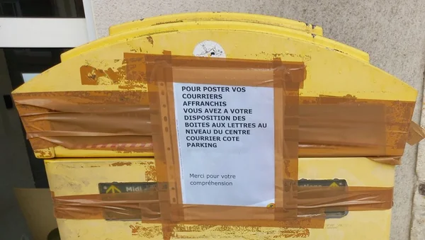 Boîte aux lettres jaune condamnée, avec instruction de se rendre au bureau de poste le plus proche.