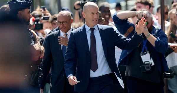 Zinédine Zidane salue la foule après l'annonce de son retour à la tête des Bleus.