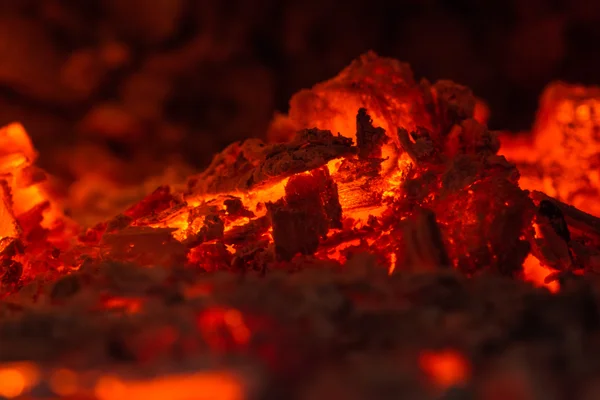 Braises incandescentes issues de briquettes de barbecue.