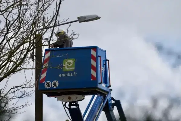 Technicien d'Enedis intervenant sur le réseau électrique lors d'une opération de modernisation.