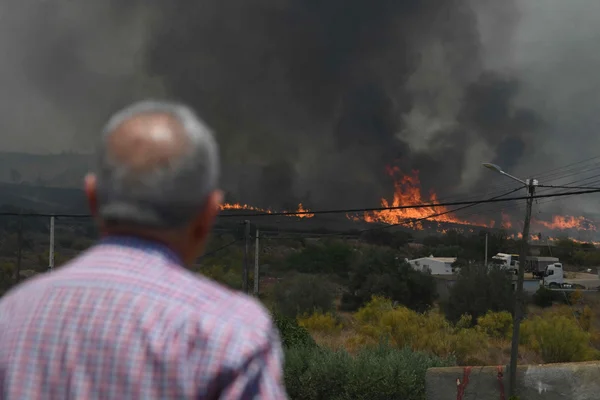 Un homme observe un incendie dévastateur dans la région espagnole touchée par les flammes.