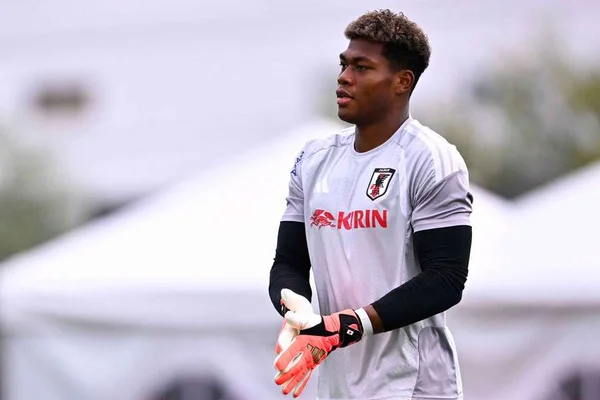 Zion Suzuki à l'entraînement avec le Japon.