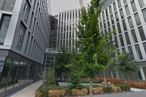 Vue de la cour intérieure du siège social de SFR à Paris.