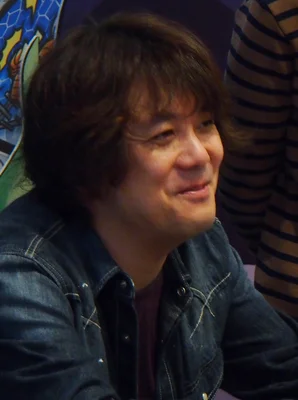 Akihiro Hino, président de Level-5, dédicace des jeux lors d'un événement Nintendo en 2015.