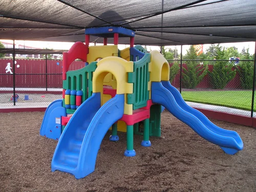 Une aire de jeux pour enfants dans un parc, illustrant les espaces publics pouvant être concernés par l'interdiction des zones sans enfants.