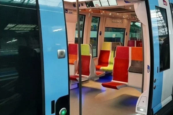 Intérieur d'une rame du Transilien aux sièges colorés.