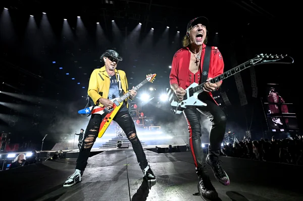 Scorpions en concert au Hellfest 2026 : le guitariste en veste jaune et le chanteur en chemise rouge sur scène.