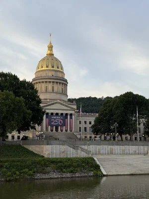 Le Capitole de Virginie-Occidentale décoré pour le 250e anniversaire de l'indépendance américaine, avec la bannière 'AMERICA 250'.