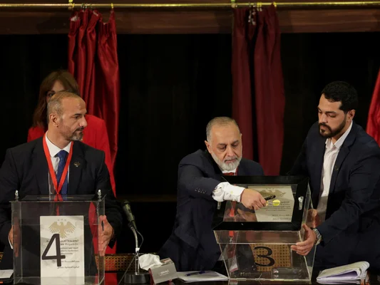 Scène de vote lors des premières législatives post-Assad en Syrie.