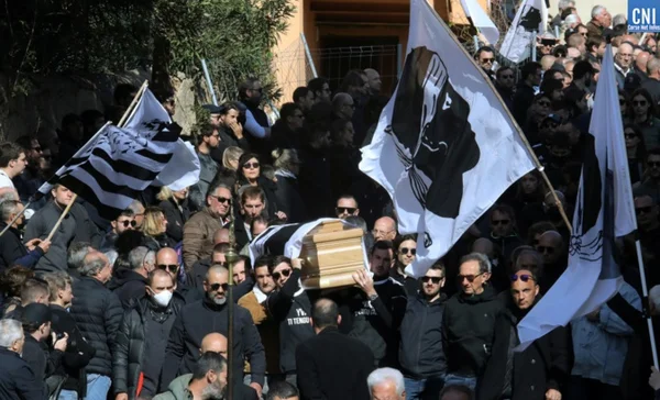 Procession funéraire en hommage à Yvan Colonna en Corse.