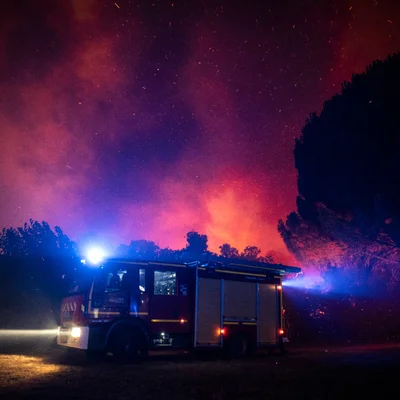 Un camion de pompiers face à l'incendie dévastateur au Cap-Ferret, une nuit où le ciel s'est embrasé.