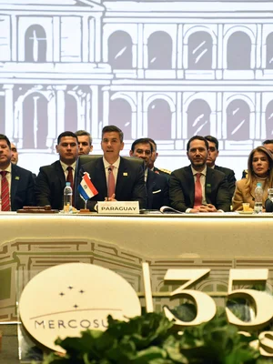 Délégués du Mercosur réunis en sommet au Paraguay, avec le logo de l'organisation et le chiffre 35.