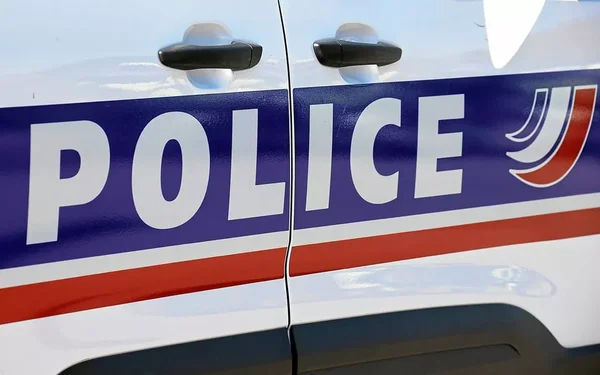 Véhicule de la Police nationale sur les lieux de l'enquête.