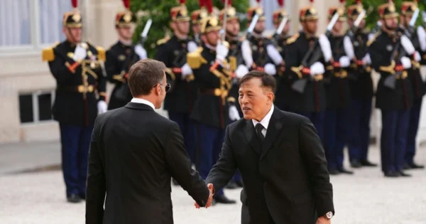 Emmanuel Macron serrant la main du roi de Thaïlande lors de la visite d'État à l'Élysée.