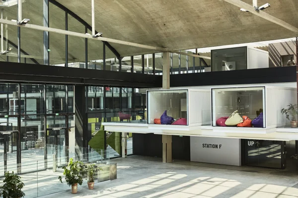 Un espace de réunion modulaire suspendu à la mezzanine de Station F, alliant design et fonctionnalité.