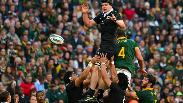 Un joueur des All Blacks soulevé pour contester un ballon en touche.