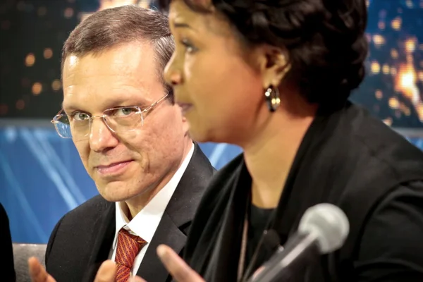 Le professeur Avi Loeb et une interlocutrice lors d'un entretien.