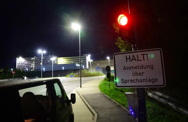 Devant la prison pour femmes de Chemnitz, de nuit.