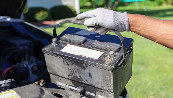 Batterie de voiture usagée retirée d'un véhicule.