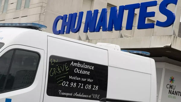 Ambulance 'Ambulance Océane' affichant 'EN GRÈVE' devant le CHU de Nantes, en soutien au service mortuaire.