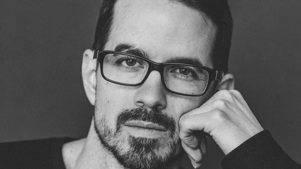Steve Poutré, lauréat des Prix littéraires du Gouverneur général pour « Lait cru ».