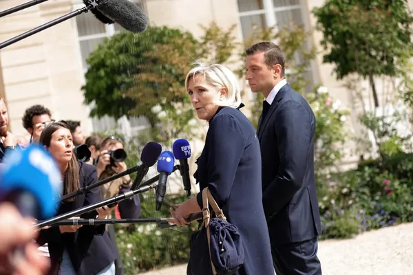 Marine Le Pen s'adressant à la presse après le jugement en appel.