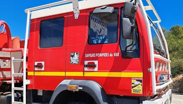 Un camion de sapeurs-pompiers du Var, prêt à intervenir, stationné sous un ciel dégagé.