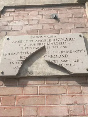Plaque hommage à Arsène et Angèle Richard et leur fille Marcelle, Justes parmi les Nations, dégradée.