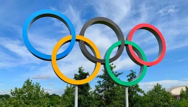 Les anneaux olympiques, symbole des Jeux, à Hambourg.